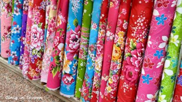 【中壢で台湾土産】台鐵中壢駅から徒歩１０分！色鮮やかな花柄模様“客家花布”を扱う生地店