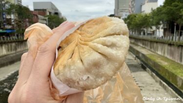 【台湾おやつ】中壢に来たら絶対食べて！熱々ジューシー！あふれる肉汁「餡餅 シェンビン」